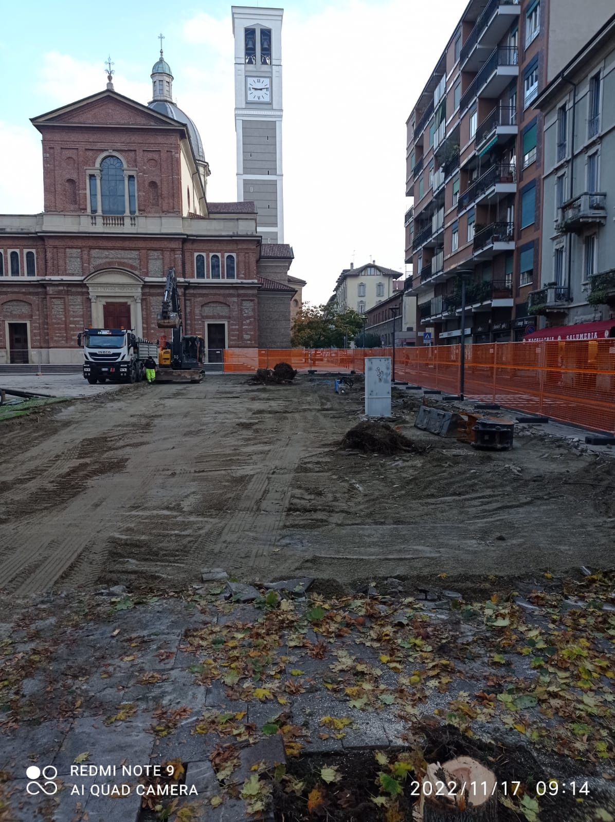 immagine di galleria 'Restyling di piazza Petazzi'