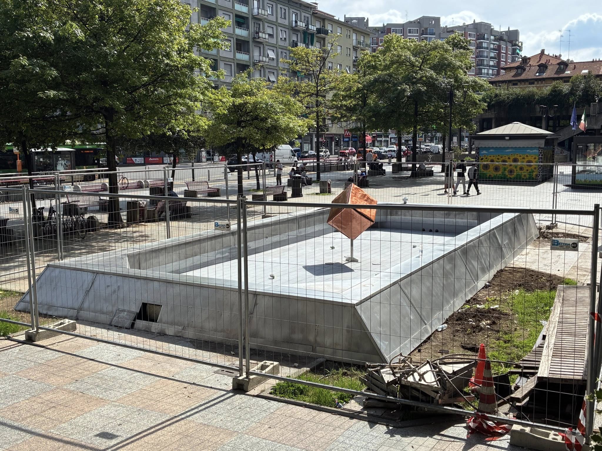 immagine di galleria '“Fontana Cubo” di piazza IV Novembre: il cantiere'
