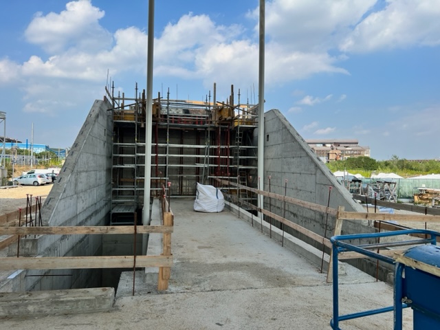 immagine di galleria 'Stazione a ponte e piazza I° Maggio'