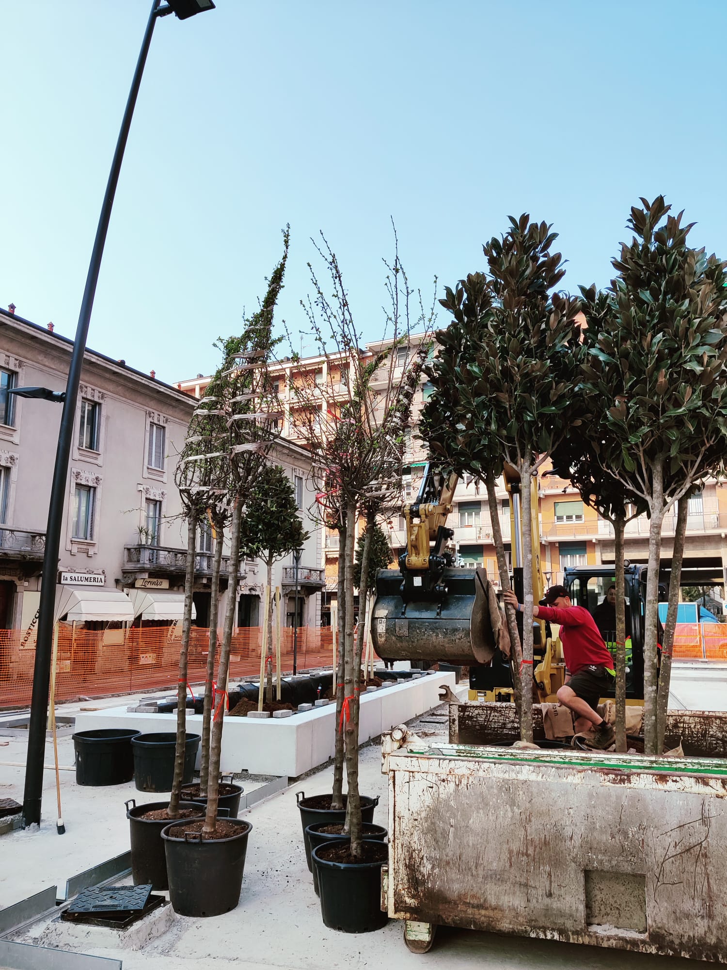 immagine di galleria 'Restyling di piazza Petazzi'
