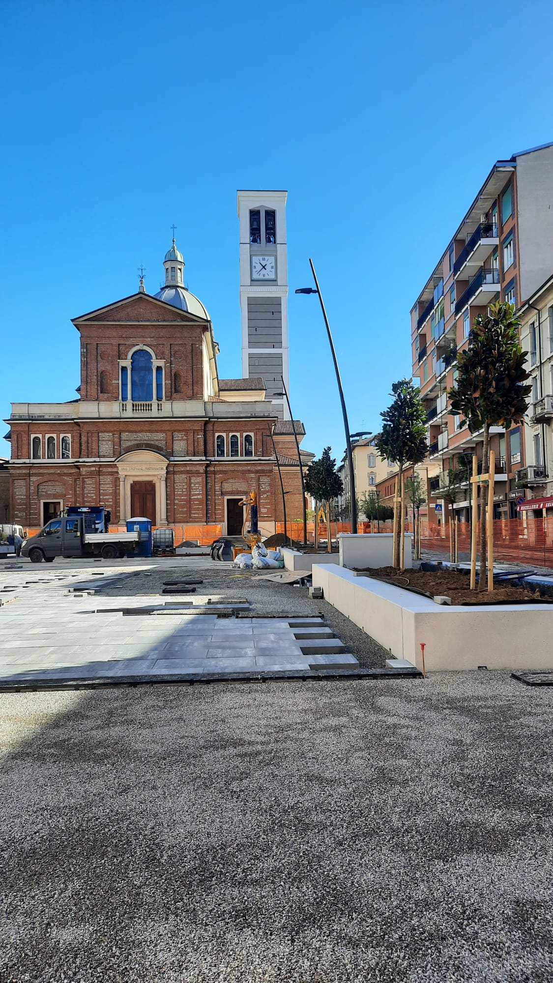 immagine di galleria 'Restyling di piazza Petazzi'