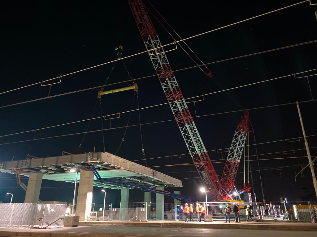immagine di galleria 'Stazione a ponte e piazza I° Maggio'
