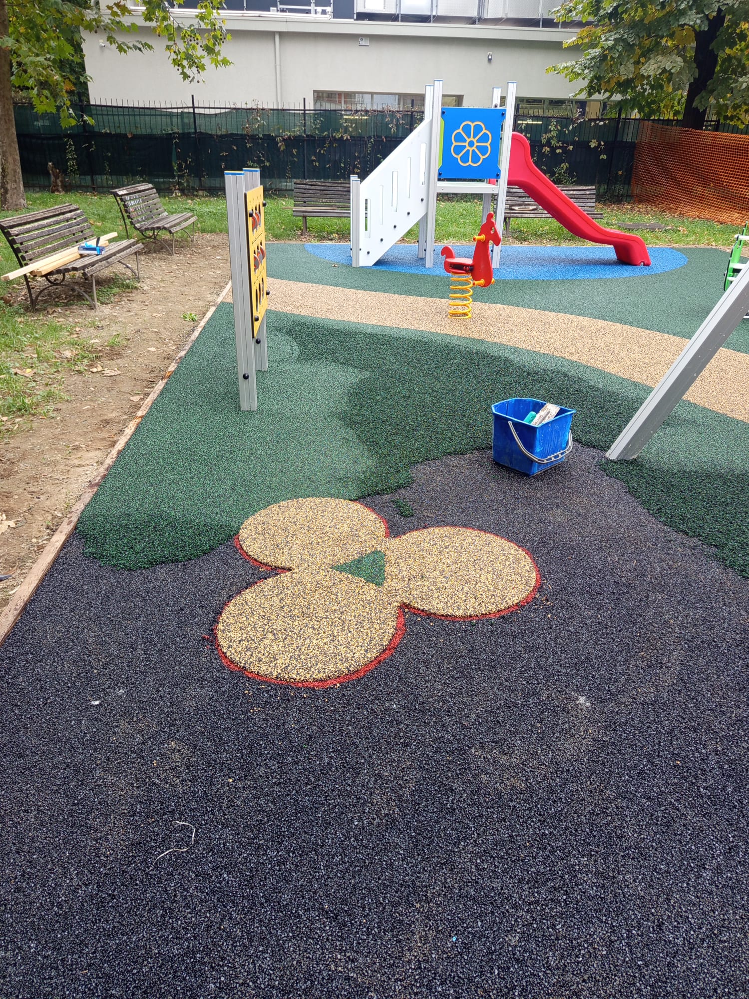 immagine di galleria 'Area giochi inclusiva al giardino Magenta'