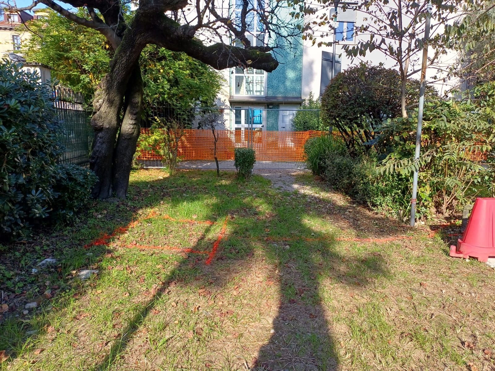 immagine di galleria 'Continua la riqualificazione del giardino di villa Mylius -seconda parte'