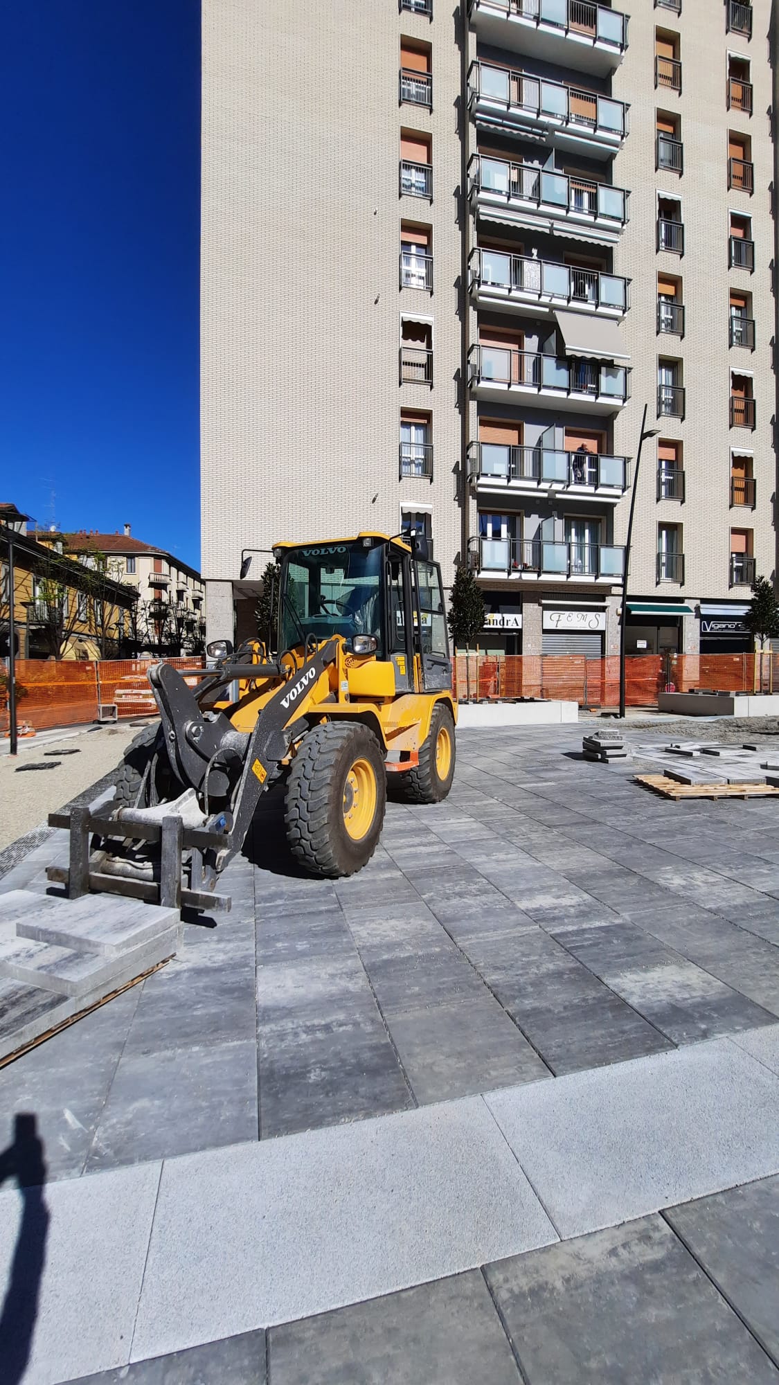 immagine di galleria 'Restyling di piazza Petazzi'