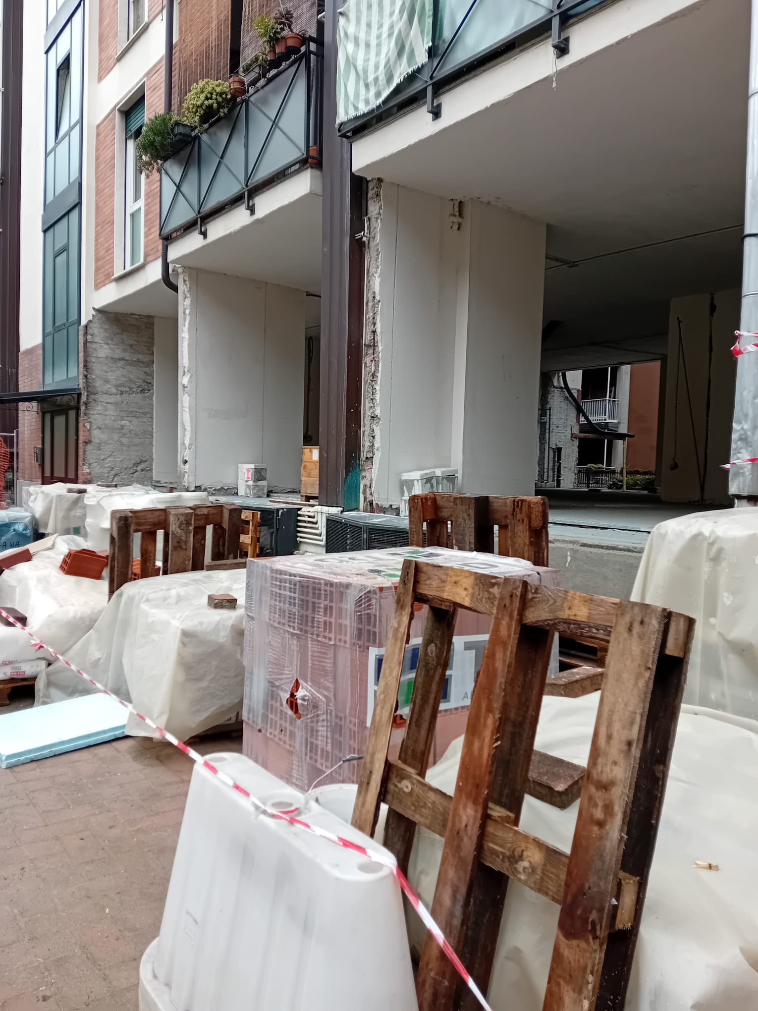 immagine di galleria 'Quartiere Primavera: riqualificazione di due condomini'