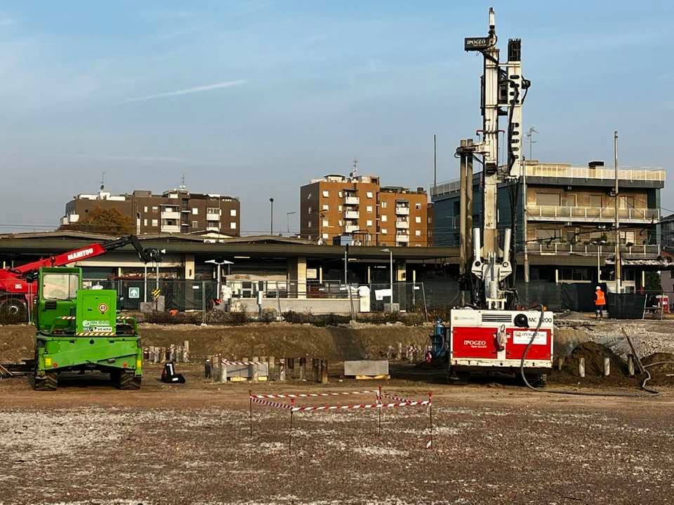 immagine di galleria 'Stazione a ponte e piazza I° Maggio'