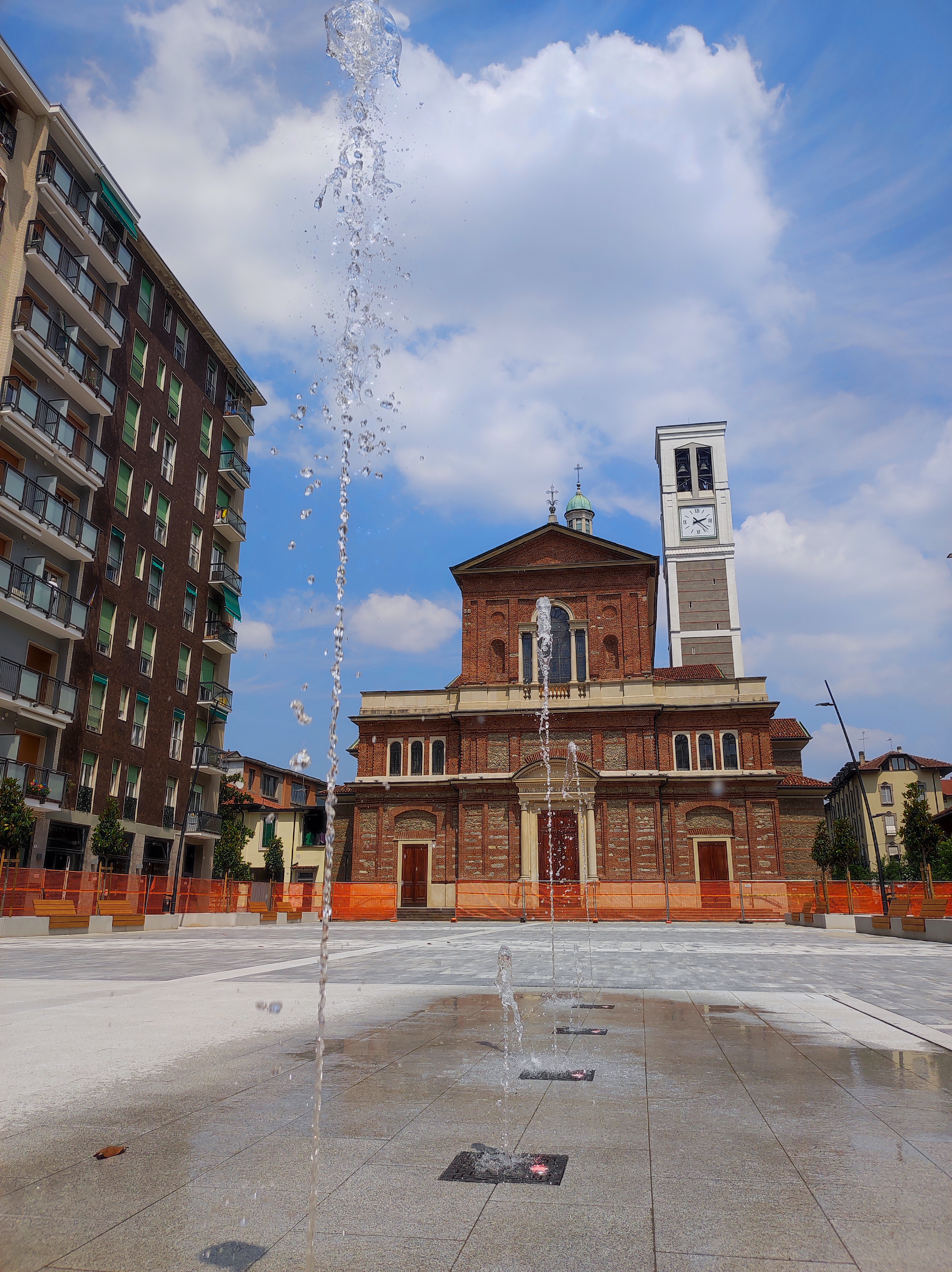 immagine di galleria 'Restyling di piazza Petazzi'