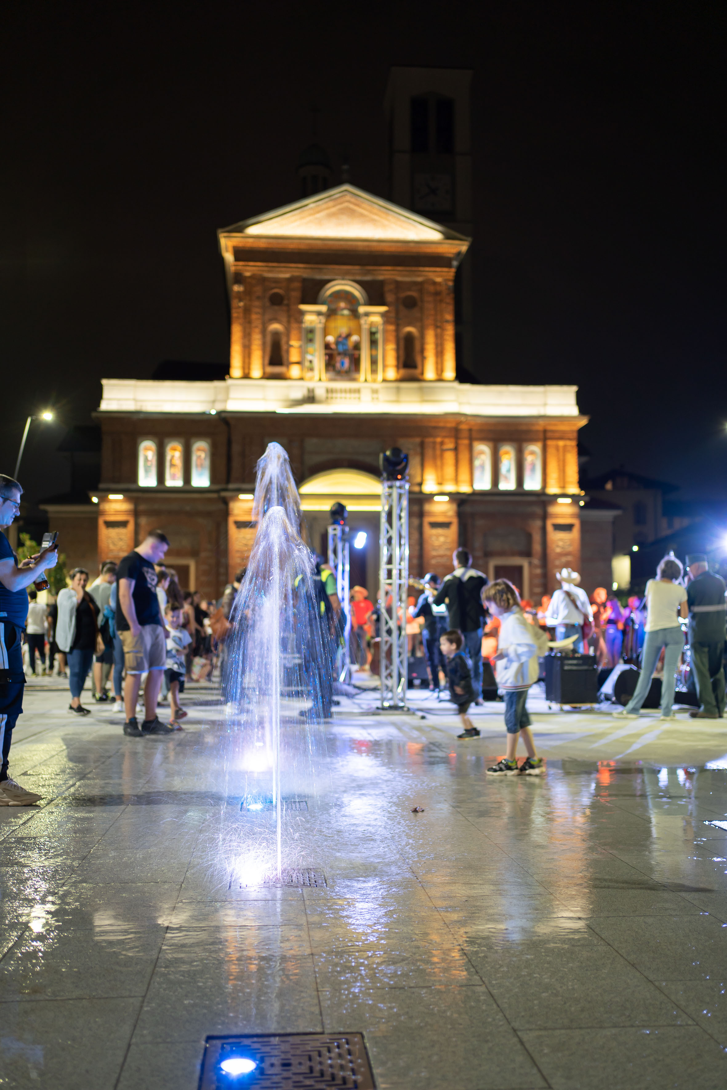 immagine di galleria 'Restyling di piazza Petazzi'