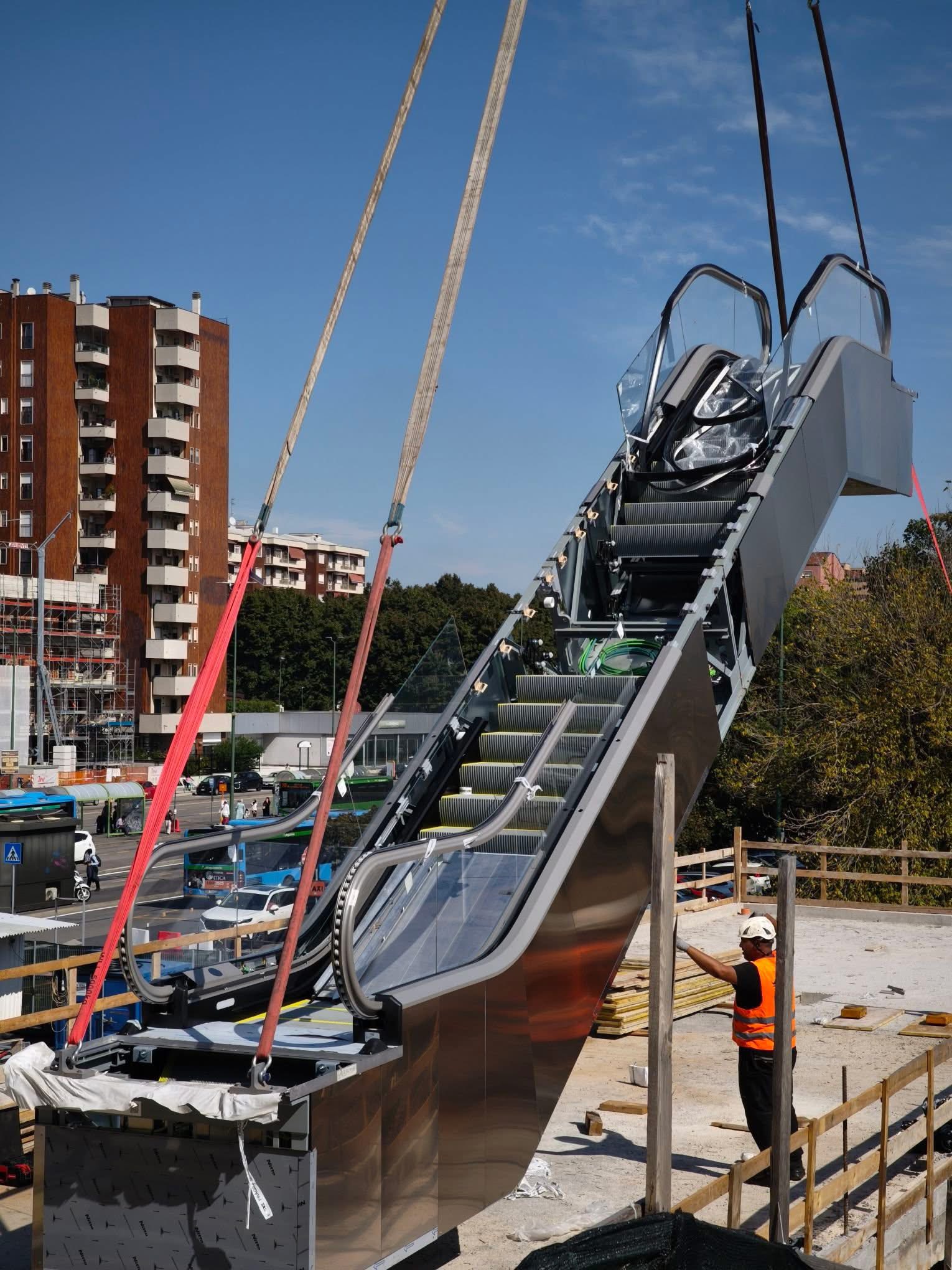 immagine di galleria 'Stazione a ponte e piazza I° Maggio'
