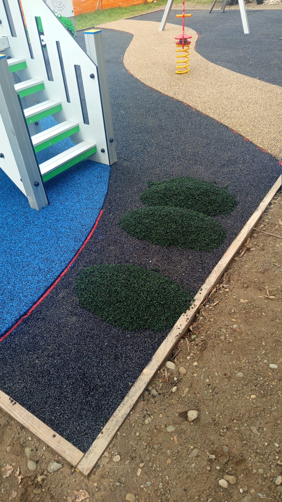 immagine di galleria 'Area giochi inclusiva al giardino Magenta'