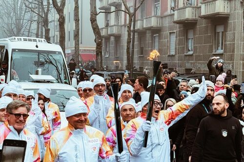 immagine di galleria 'La Fiamma Olimpica accende Sesto!'