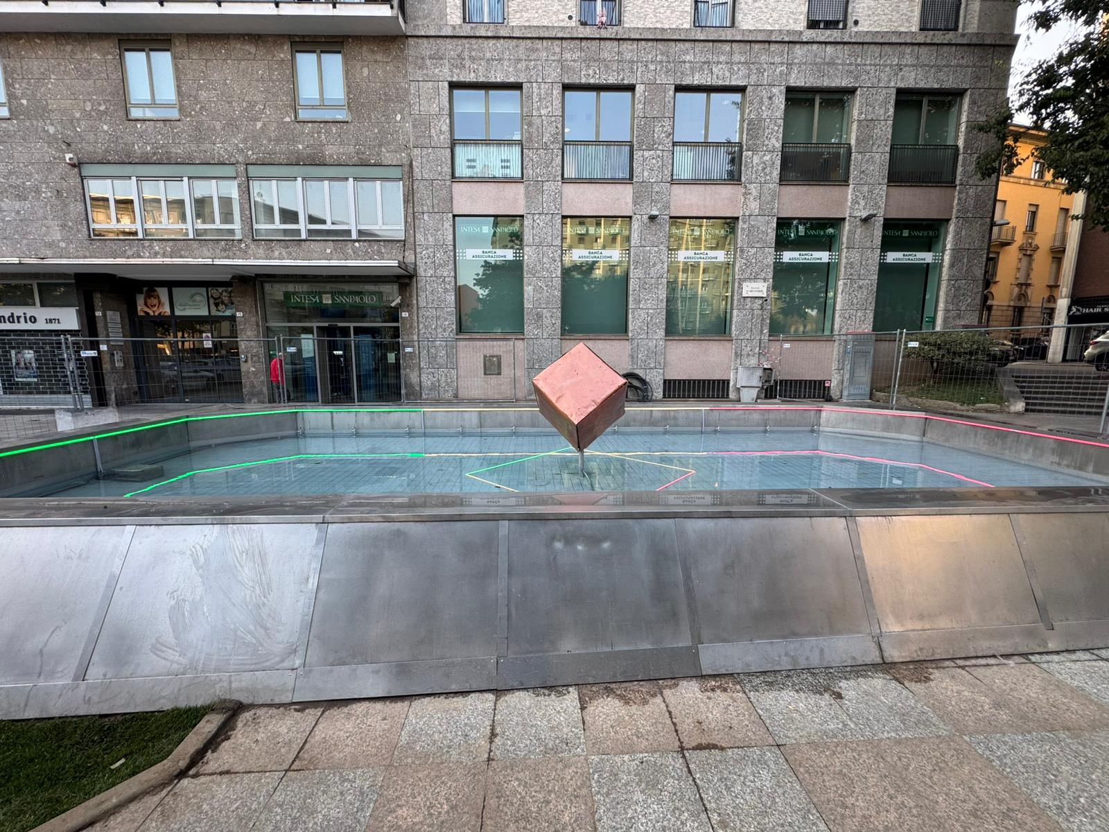 immagine di galleria '“Fontana Cubo” di piazza IV Novembre: il cantiere'