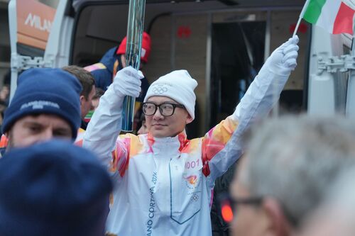 immagine di galleria 'La Fiamma Olimpica accende Sesto!'
