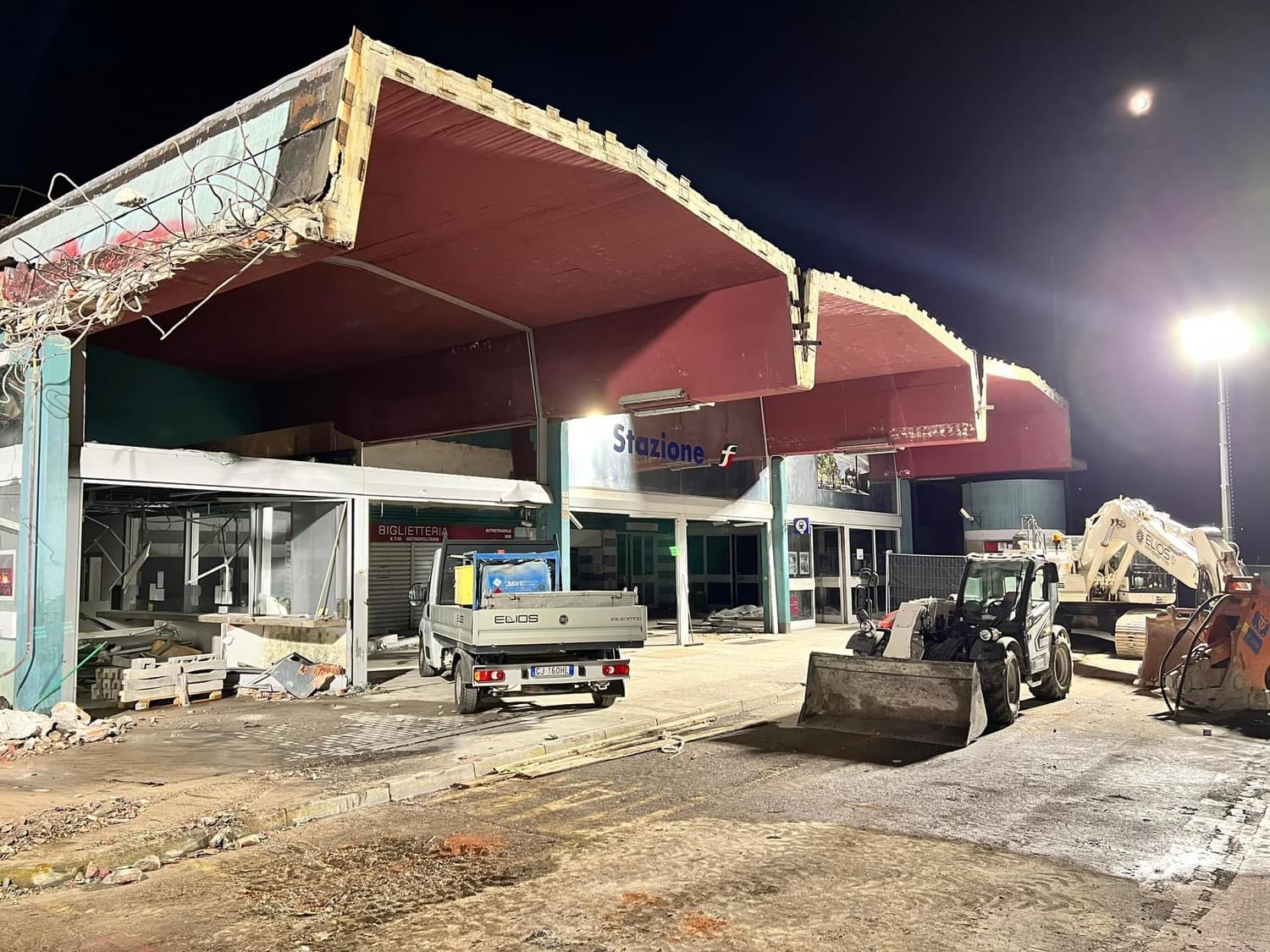 immagine di galleria 'Stazione a ponte e piazza I° Maggio'