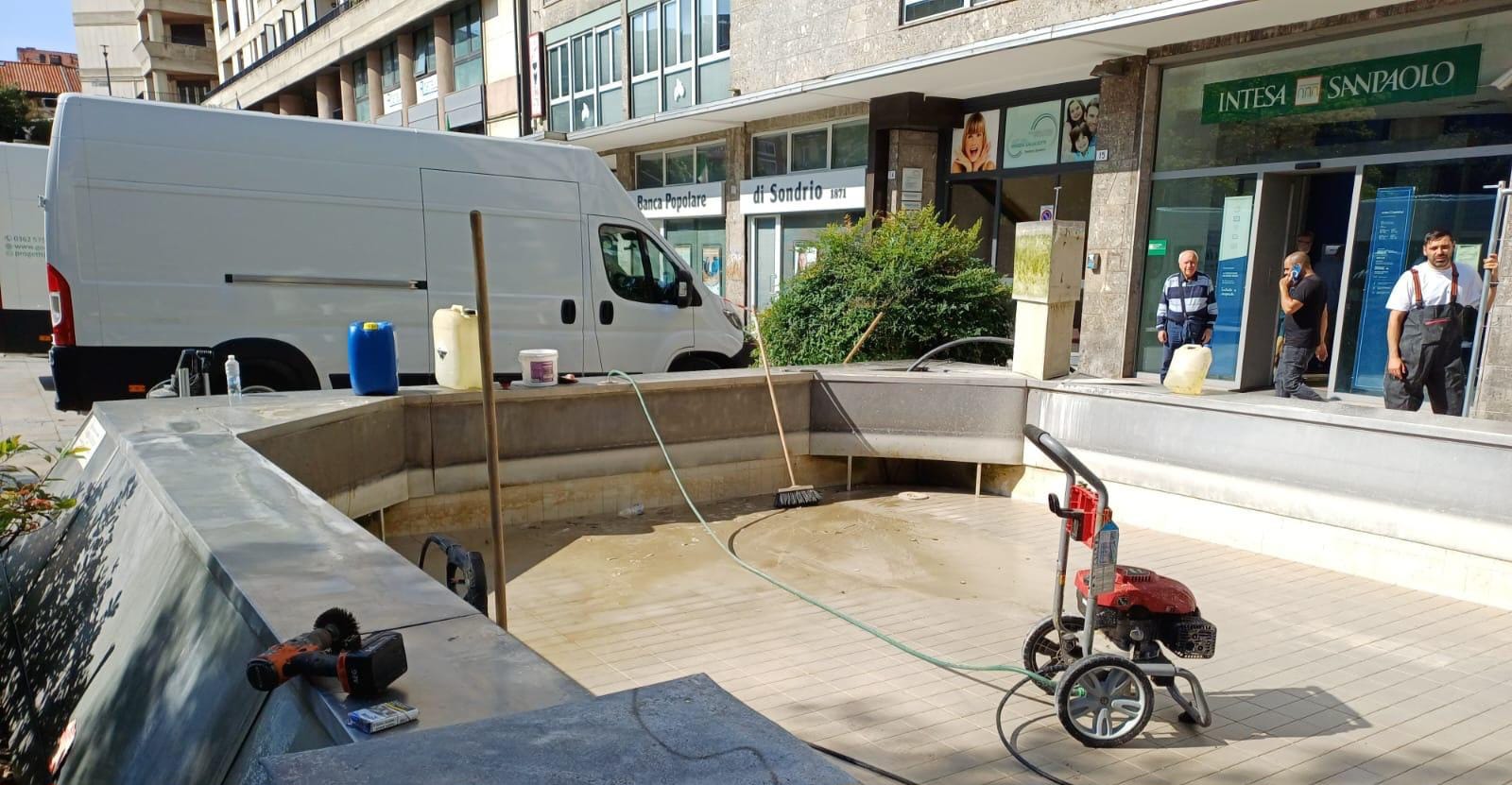 immagine di galleria '“Fontana Cubo” di piazza IV Novembre: il cantiere'