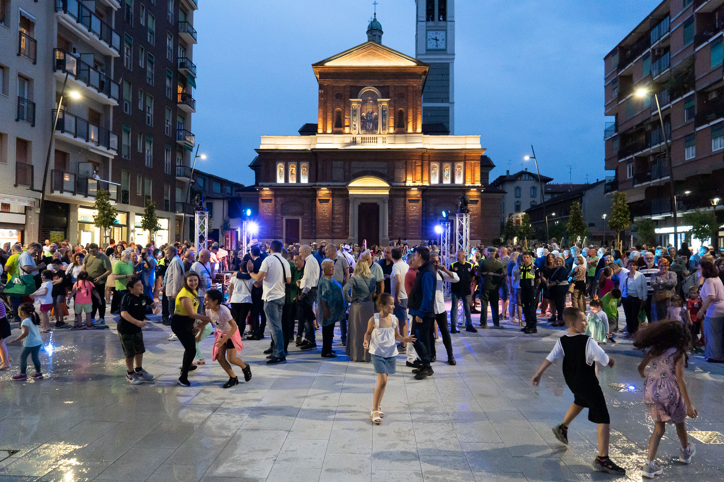 immagine di galleria 'Restyling di piazza Petazzi'