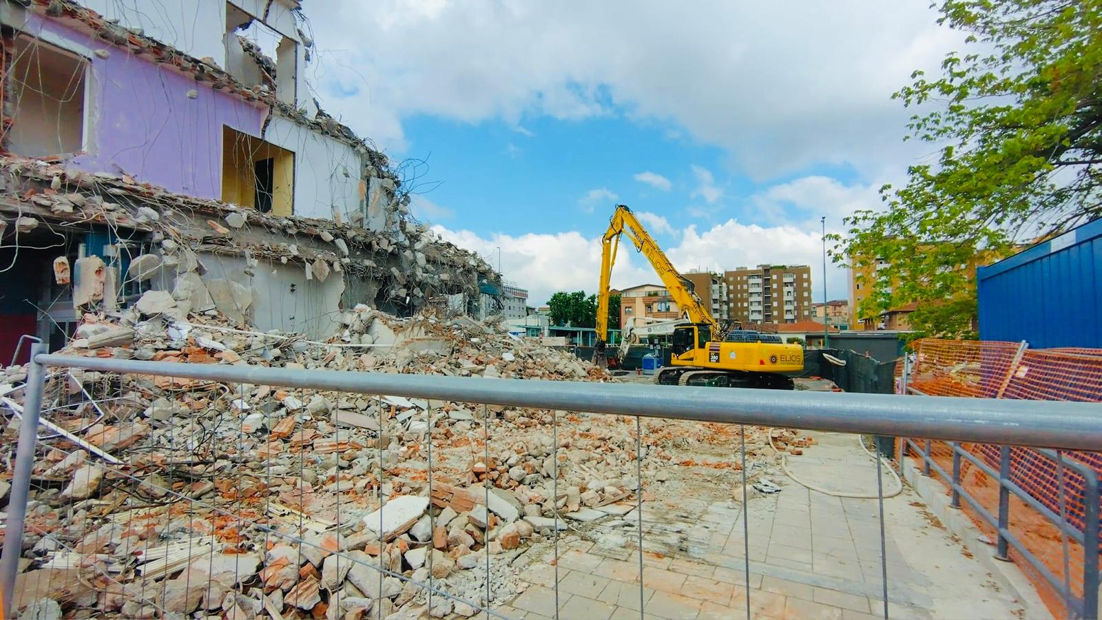 immagine di galleria 'Stazione a ponte e piazza I° Maggio'