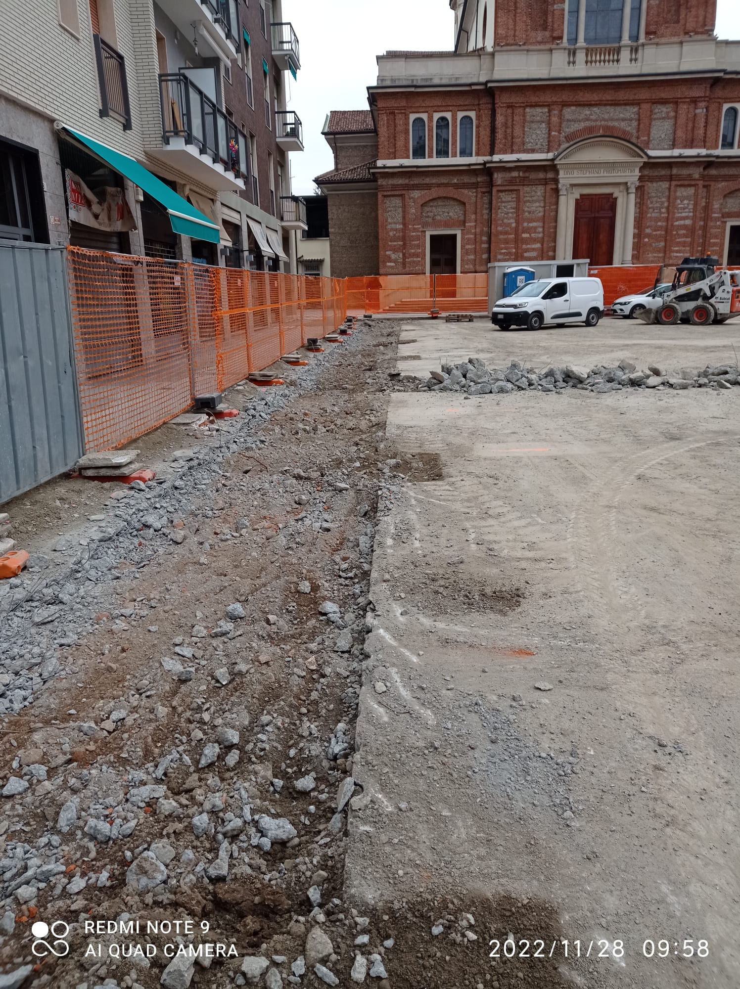 immagine di galleria 'Restyling di piazza Petazzi'