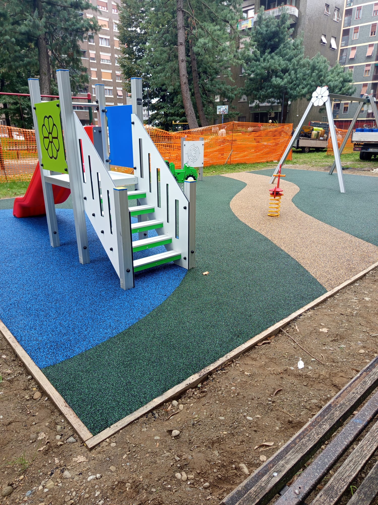 immagine di galleria 'Area giochi inclusiva al giardino Magenta'