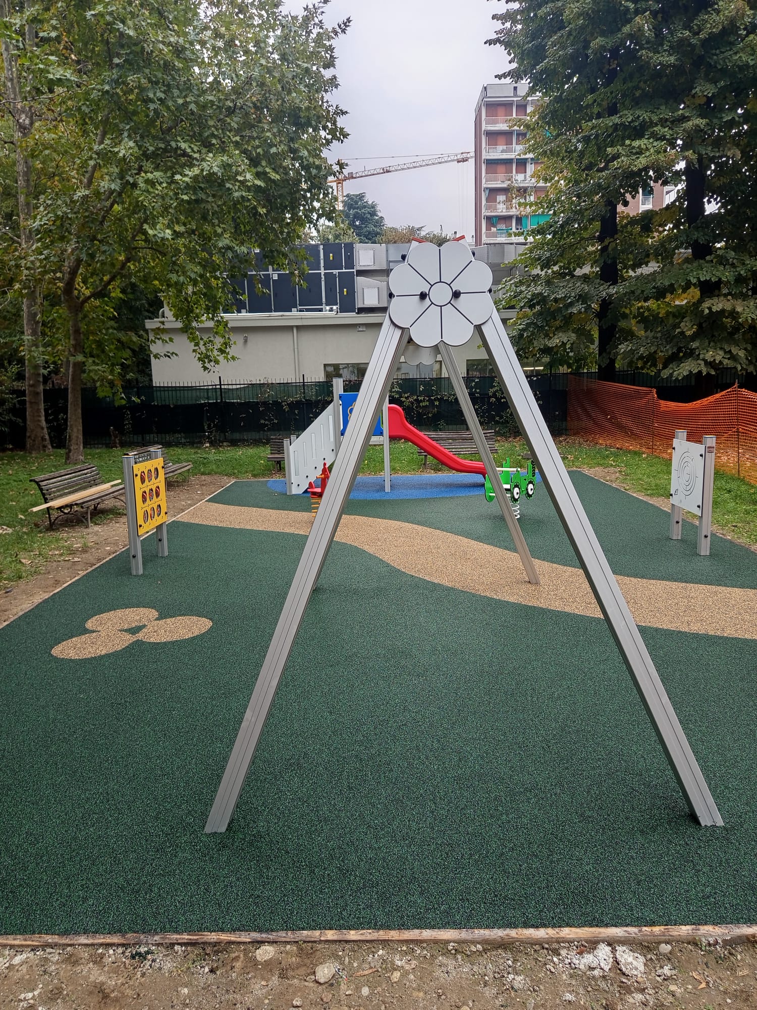 immagine di galleria 'Area giochi inclusiva al giardino Magenta'