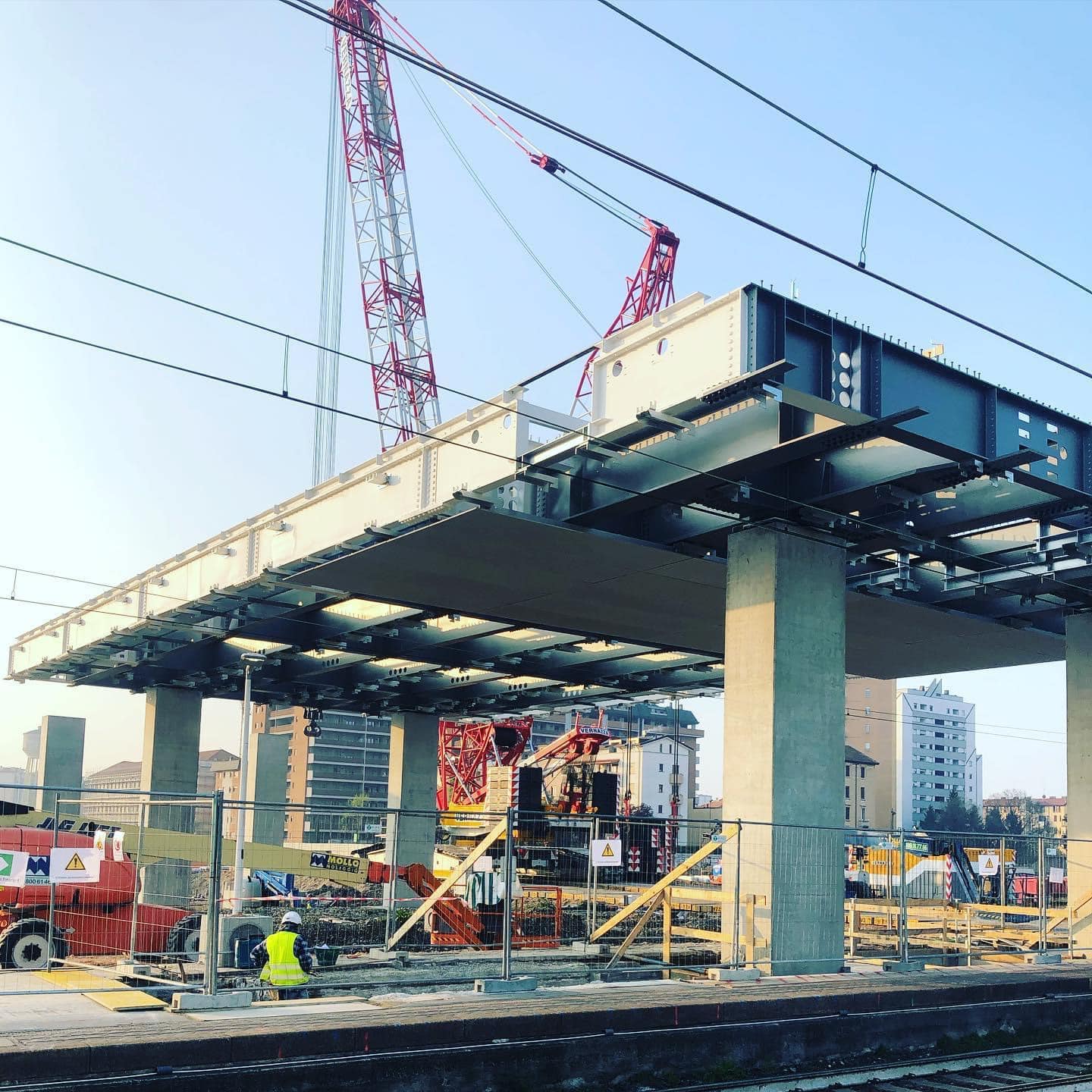 immagine di galleria 'Stazione a ponte e piazza I° Maggio'