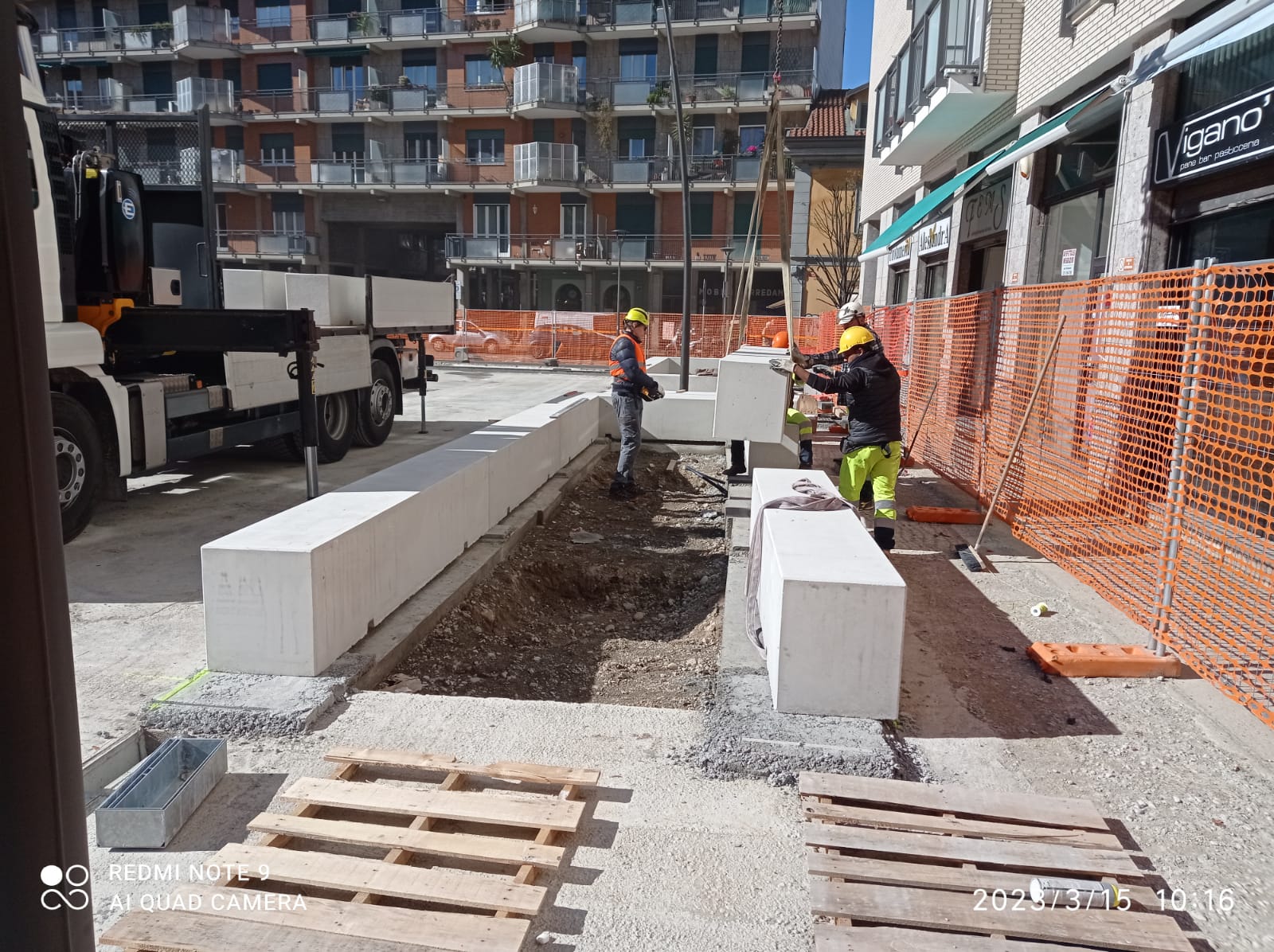 immagine di galleria 'Restyling di piazza Petazzi'