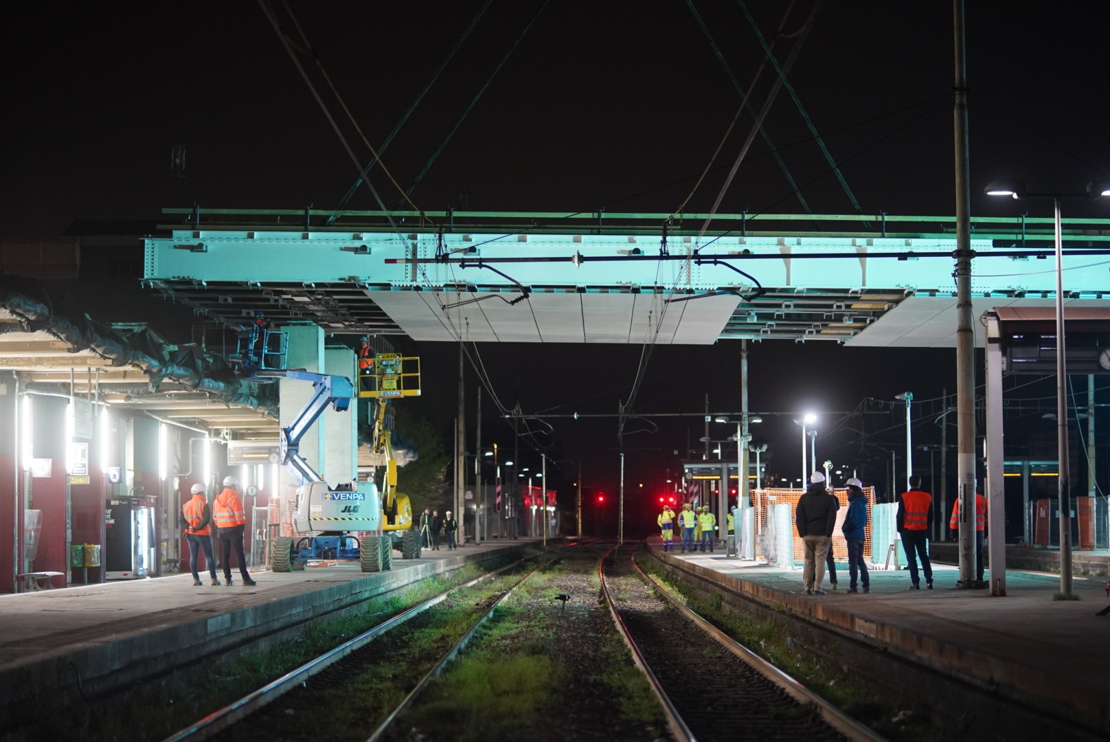 immagine di galleria 'Stazione a ponte e piazza I° Maggio'