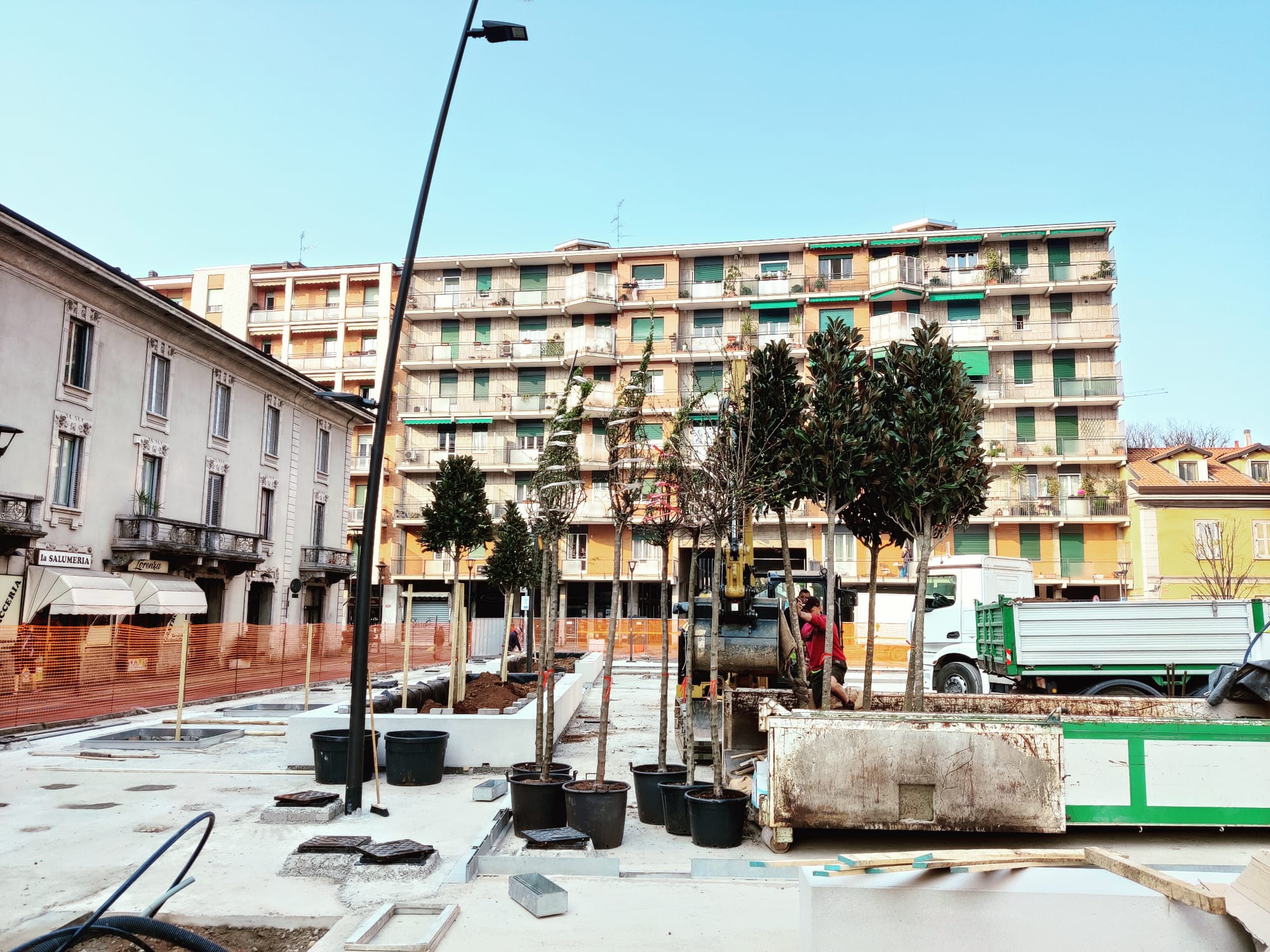 immagine di galleria 'Restyling di piazza Petazzi'