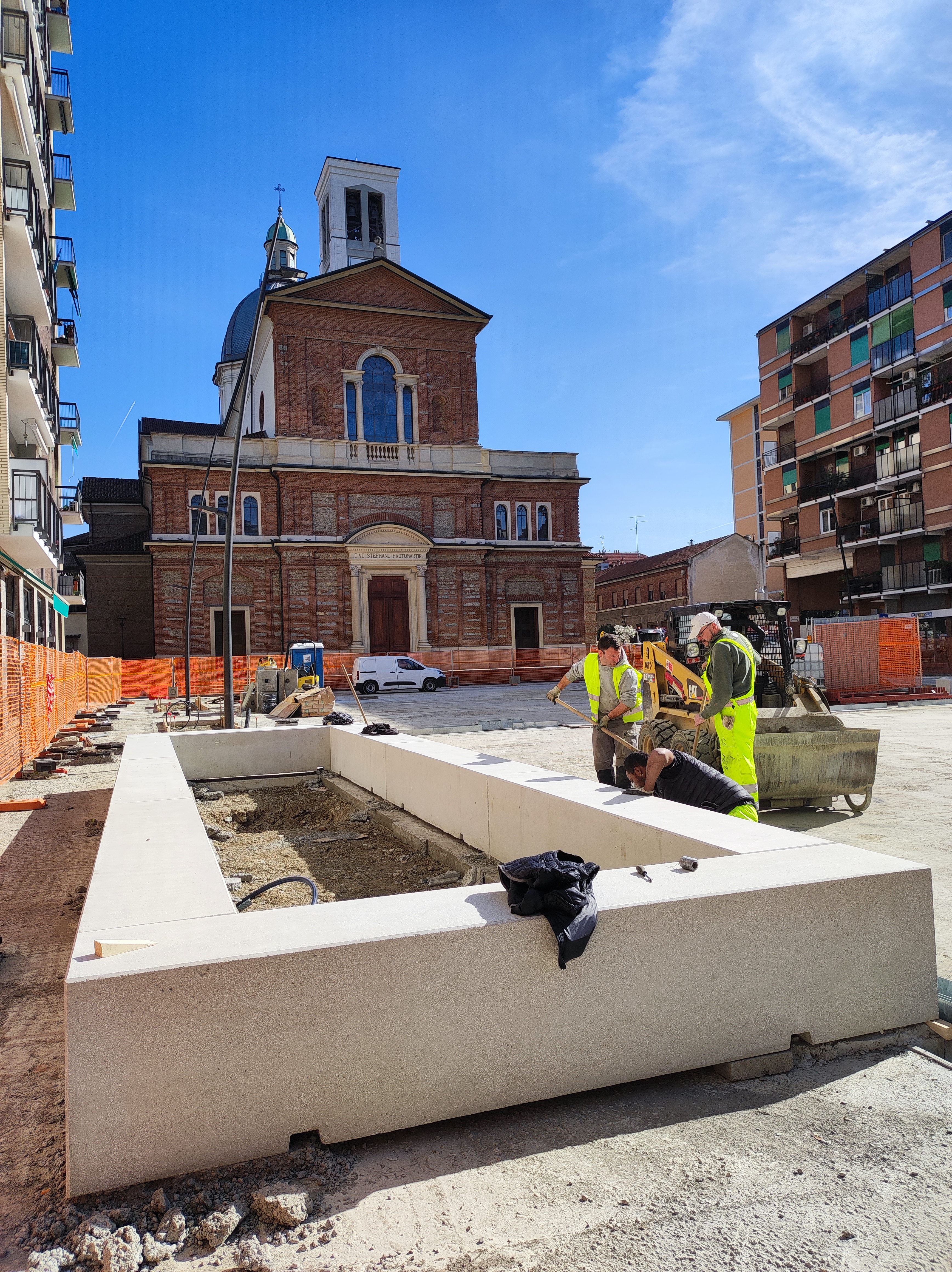 immagine di galleria 'Restyling di piazza Petazzi'