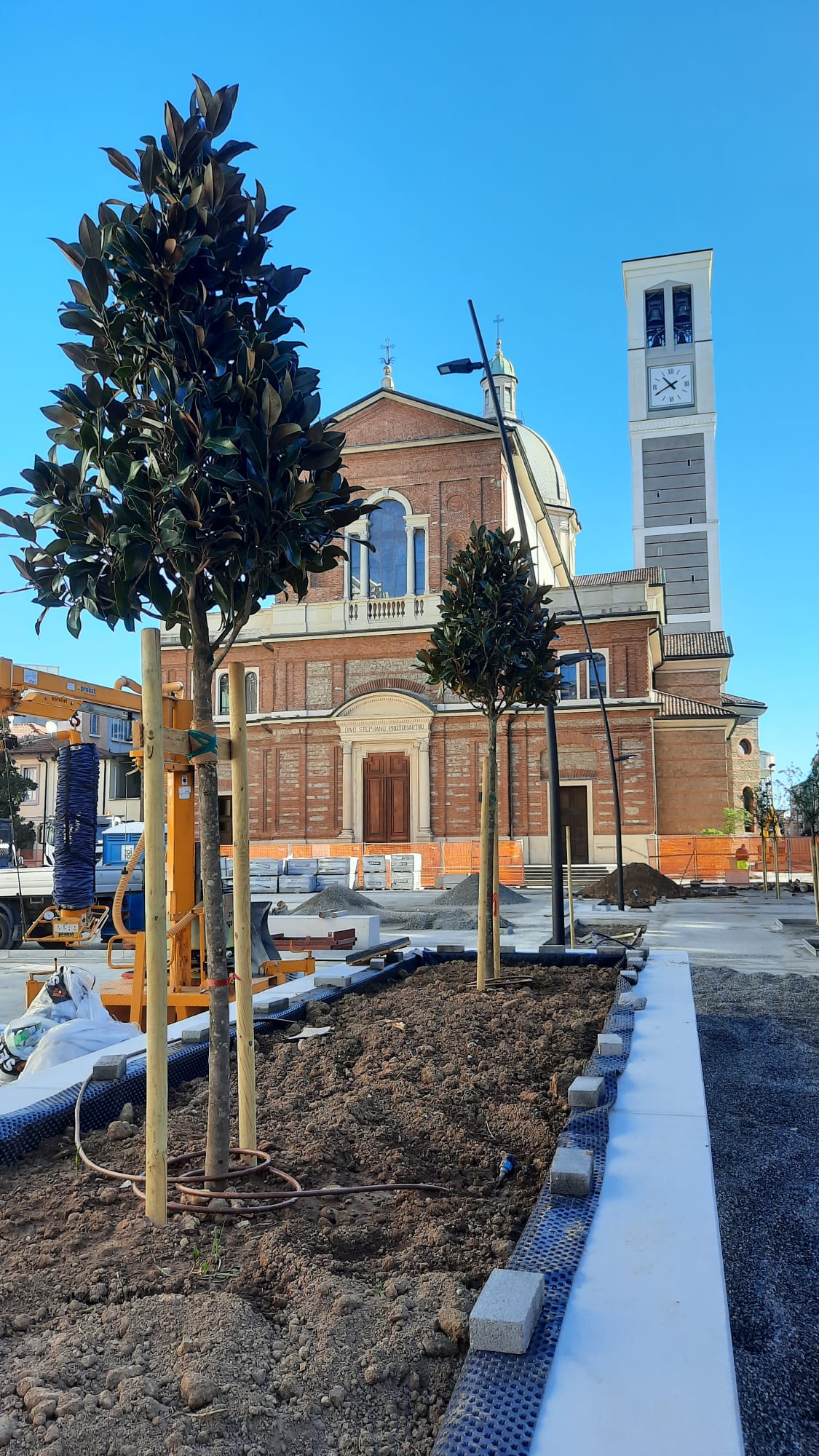 immagine di galleria 'Restyling di piazza Petazzi'