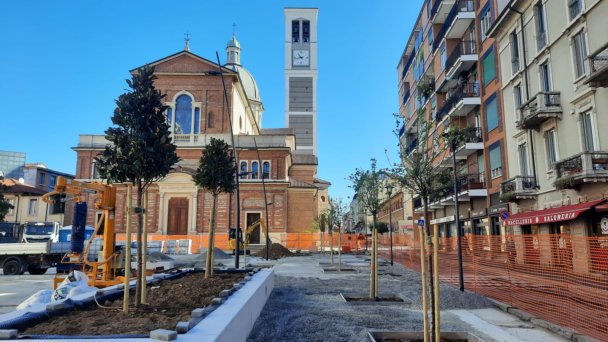 immagine di galleria 'Restyling di piazza Petazzi'