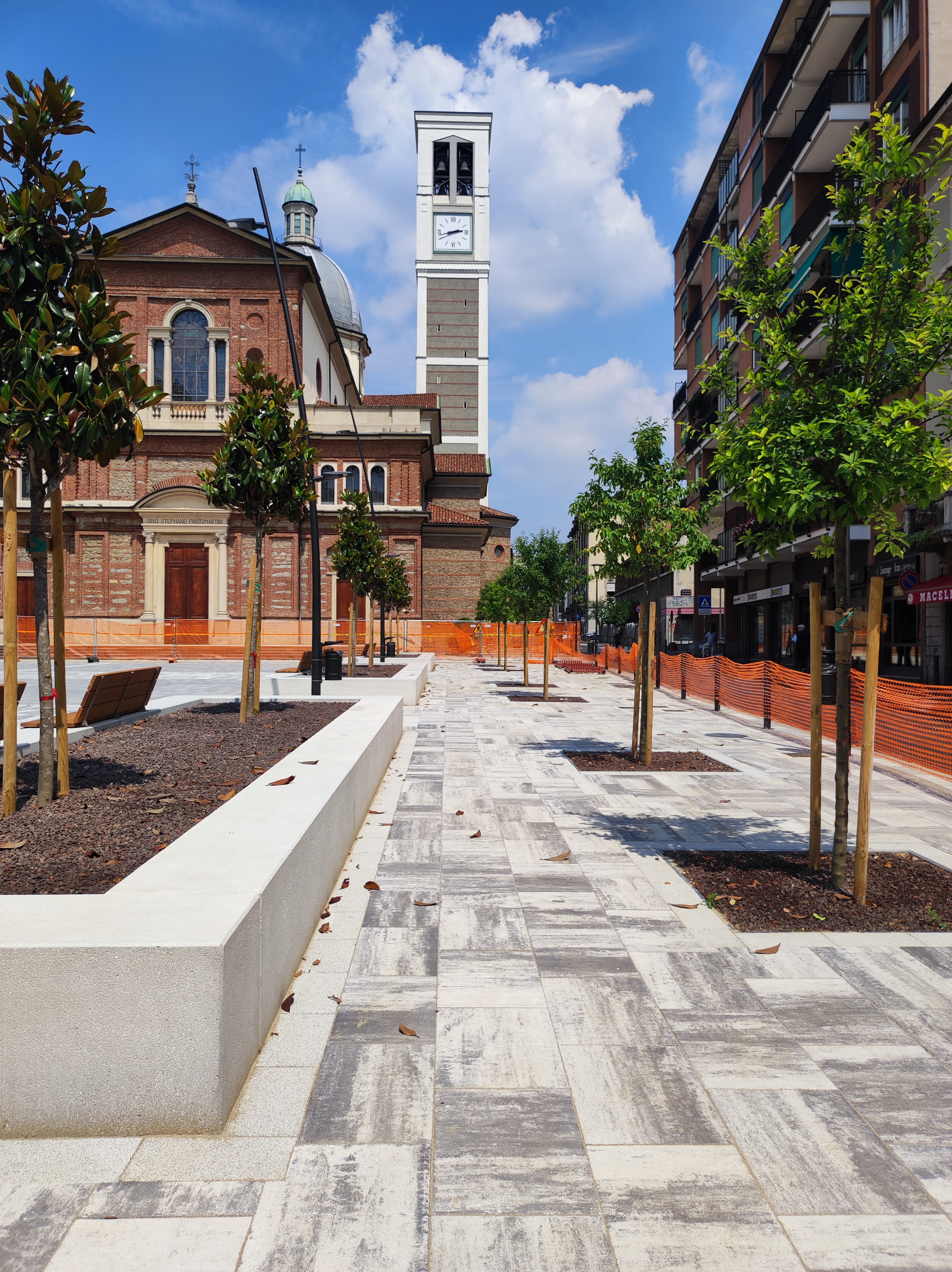 immagine di galleria 'Restyling di piazza Petazzi'