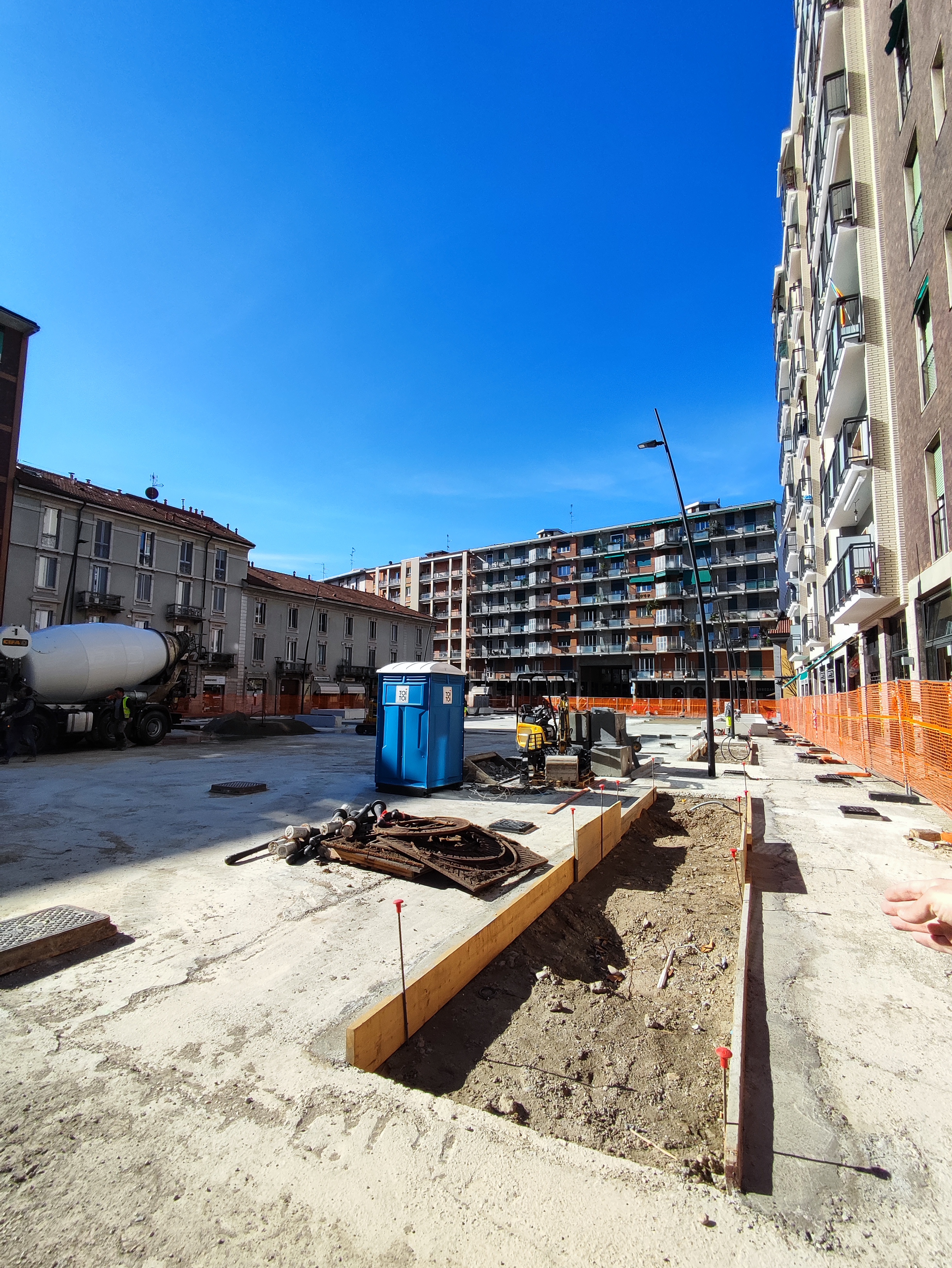 immagine di galleria 'Restyling di piazza Petazzi'