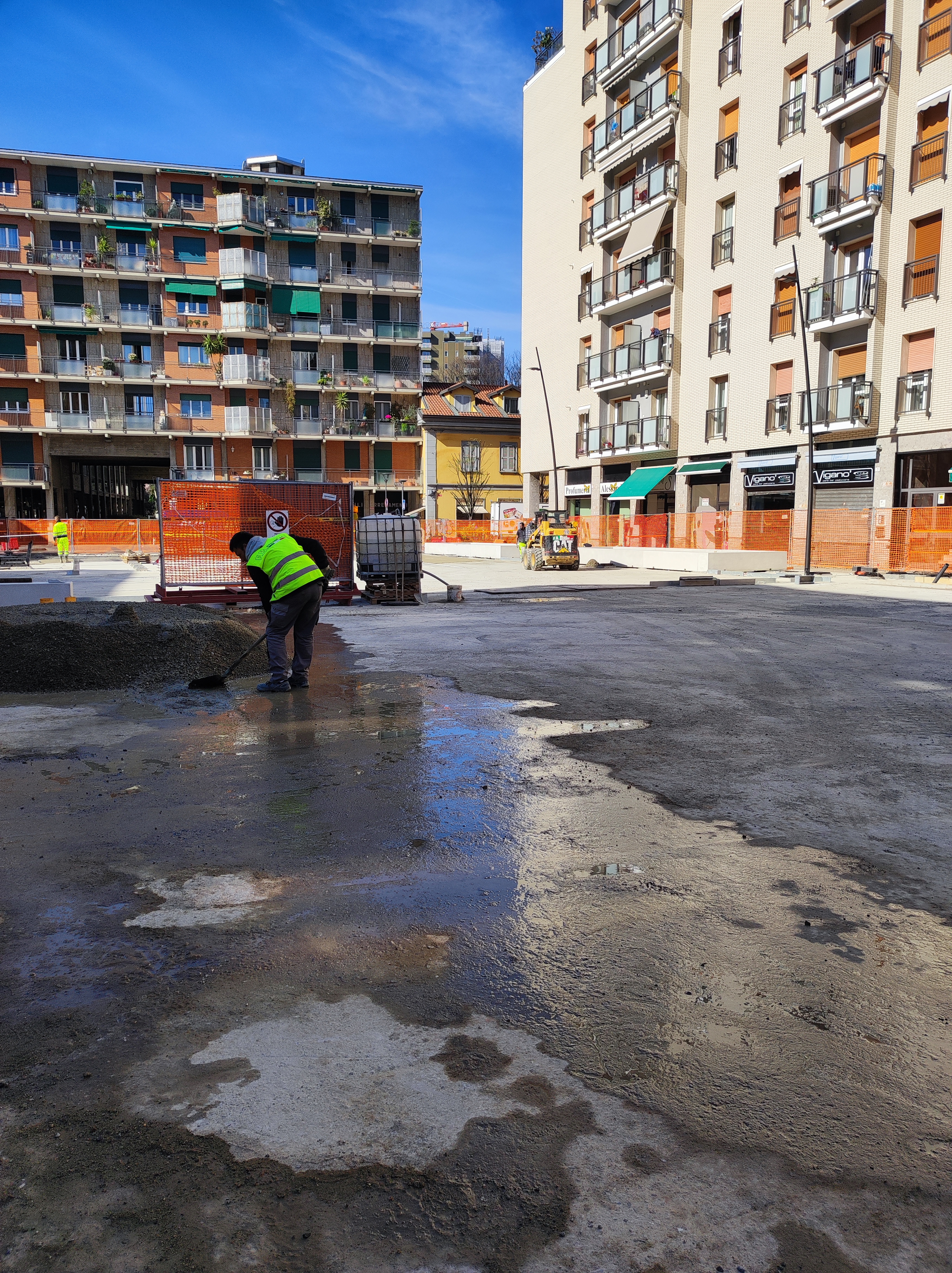 immagine di galleria 'Restyling di piazza Petazzi'