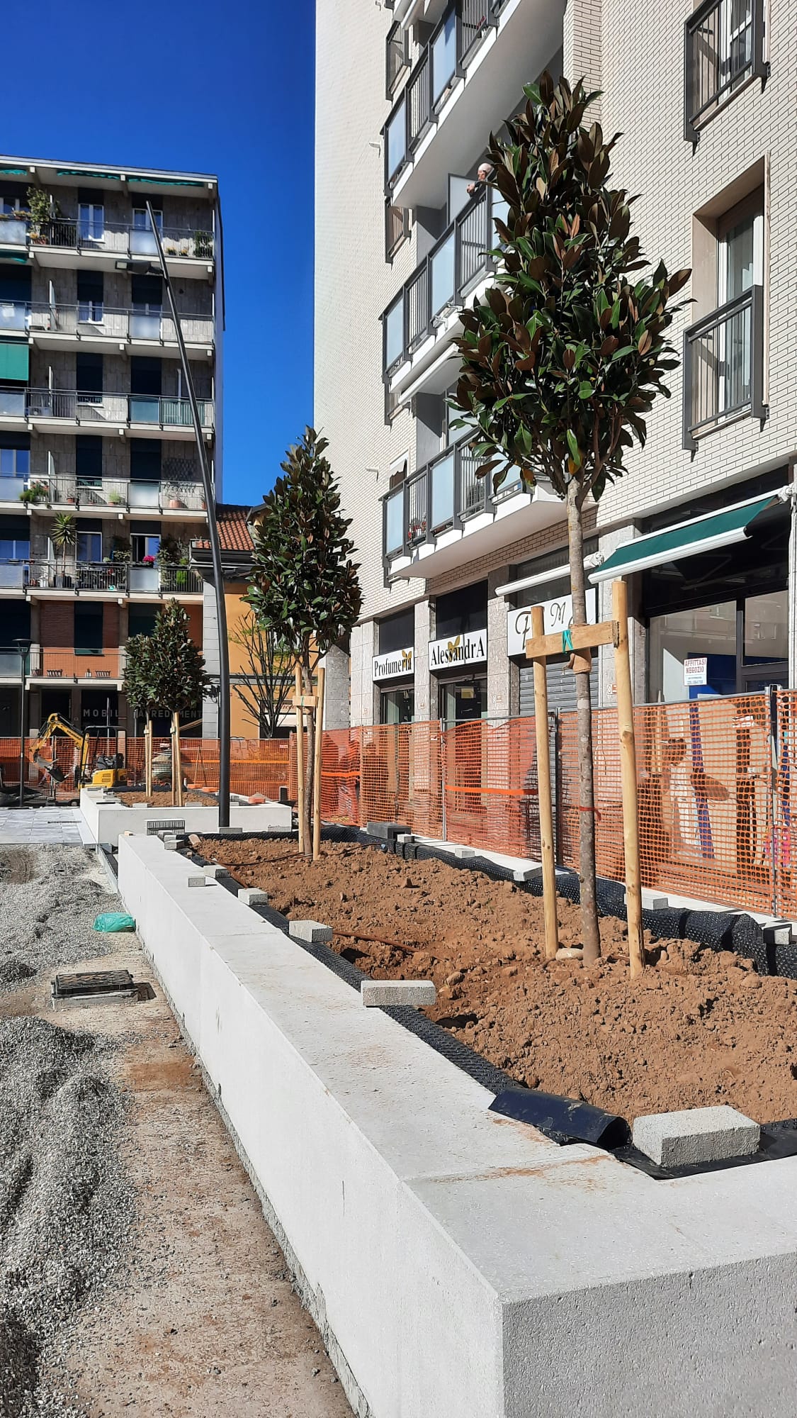 immagine di galleria 'Restyling di piazza Petazzi'