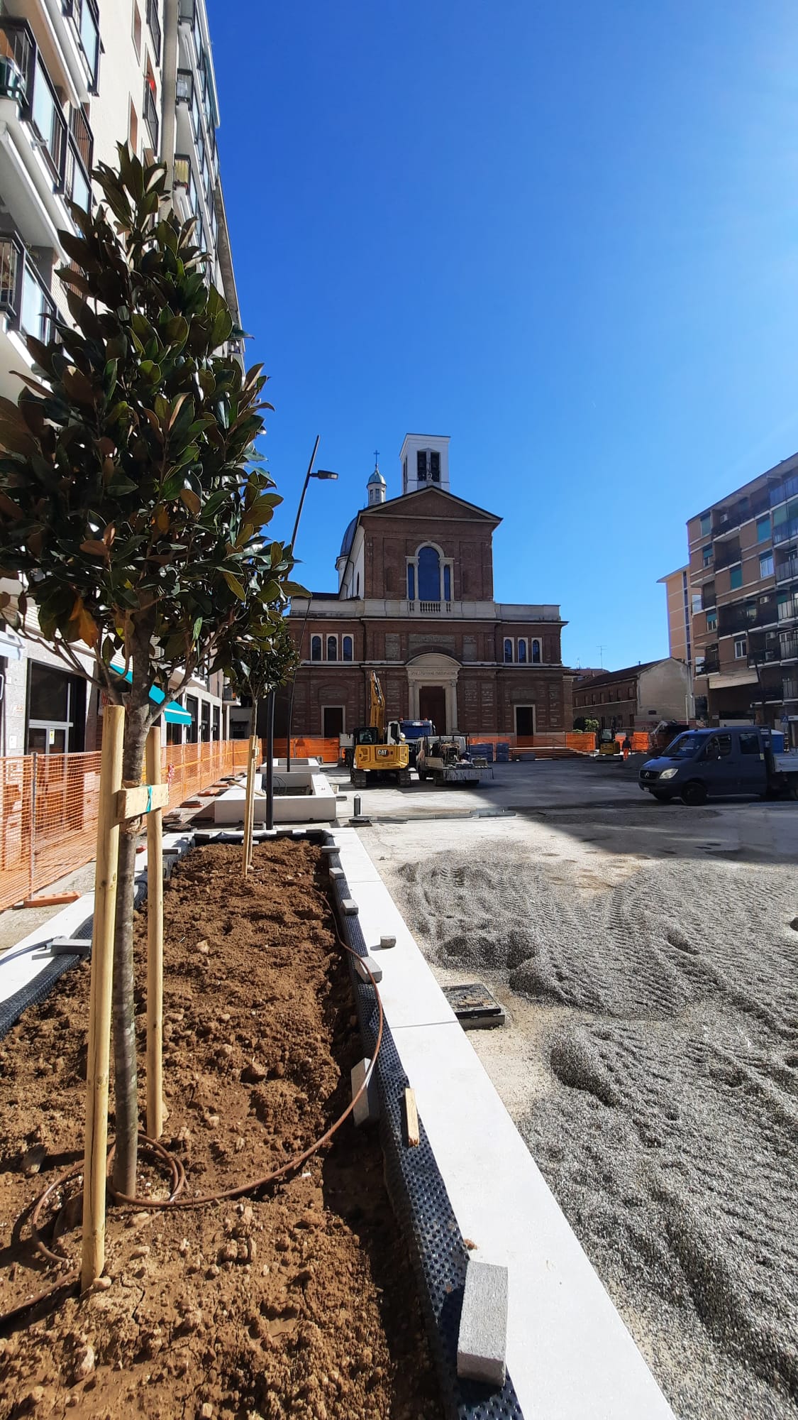 immagine di galleria 'Restyling di piazza Petazzi'