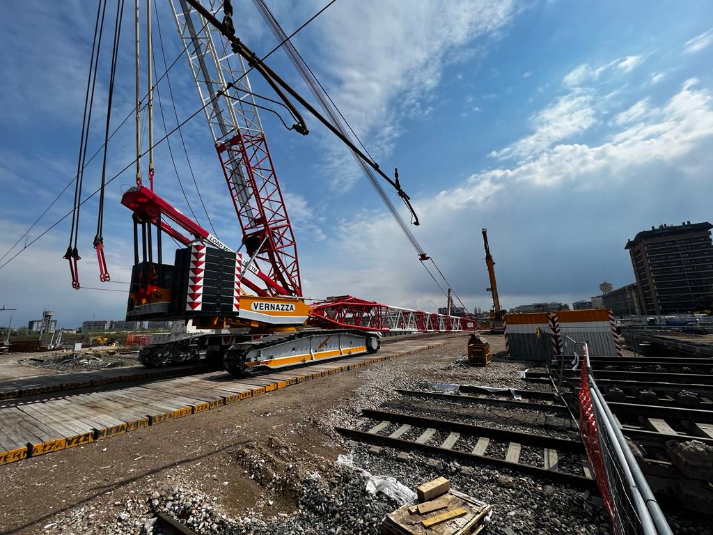 immagine di galleria 'Stazione a ponte e piazza I° Maggio'